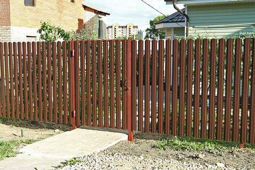 Не секрет, что, когда человек ограждает свой дом забором, он ощущает себя в безопасности.